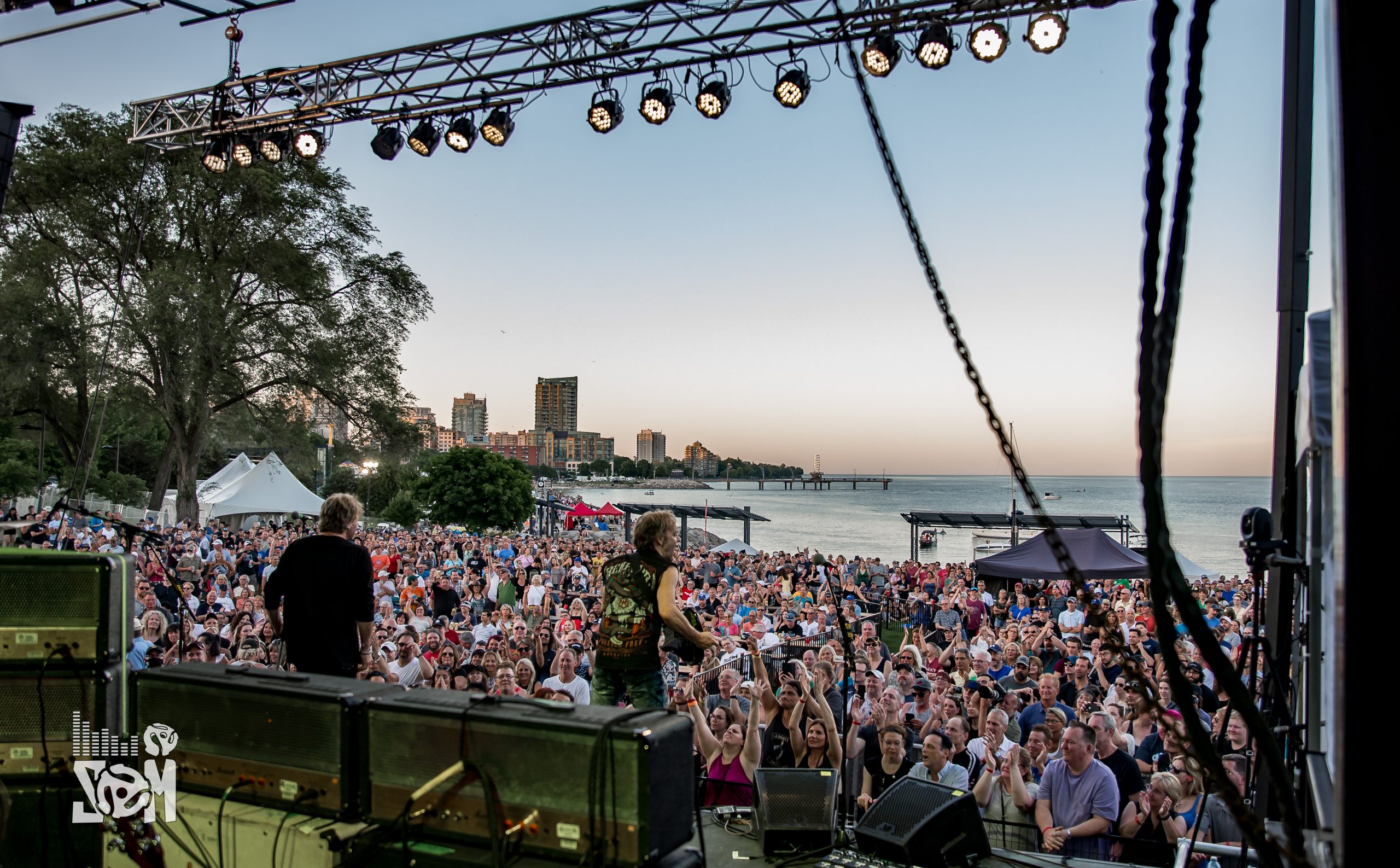 Honeymoon Suite - Crowd - kg